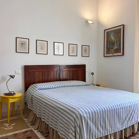 Viale Italia 22 Bed & Breakfast Follonica